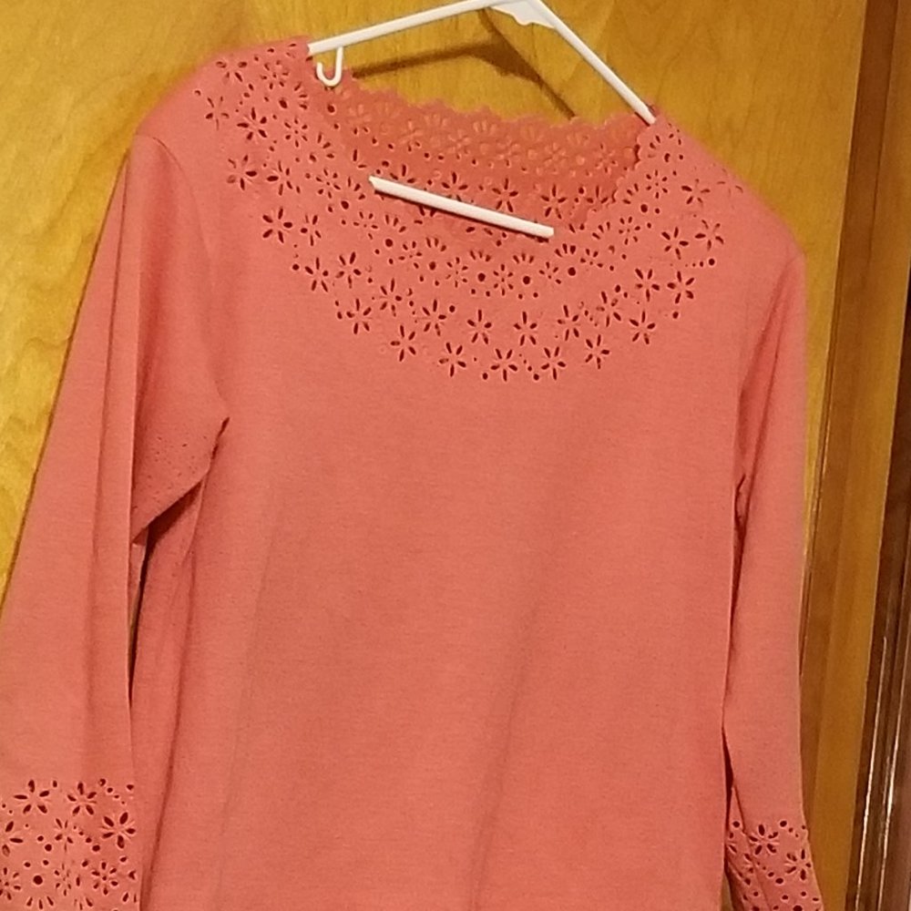 Laser Cut Peach Top 🦚 3 for $21 or 6 for $30